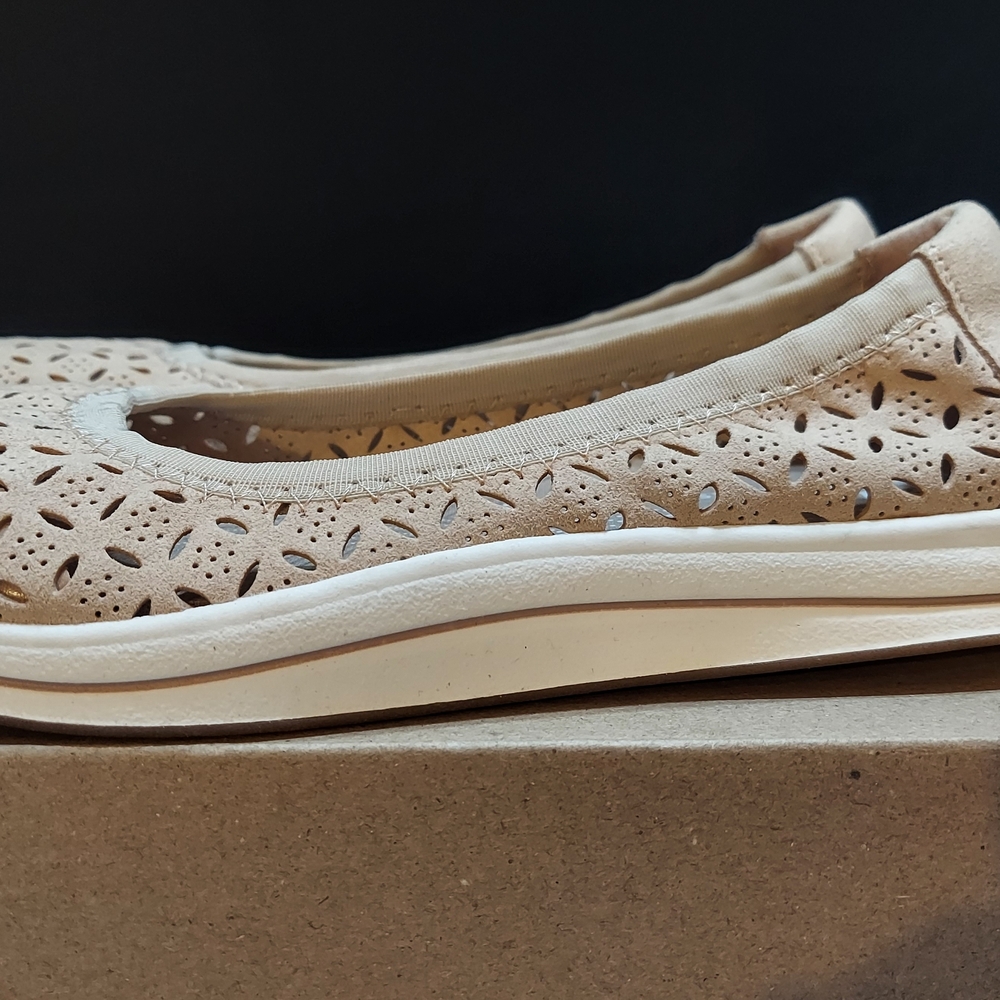 Clarks Cloudsteppers Breeze Roam Cut Out Beige Flats NWT Women's Size 6.5 Preppy - Picture 3 of 7